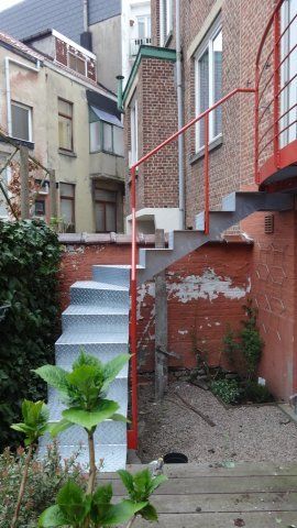 Escalier métallique avec marches en tole larmée