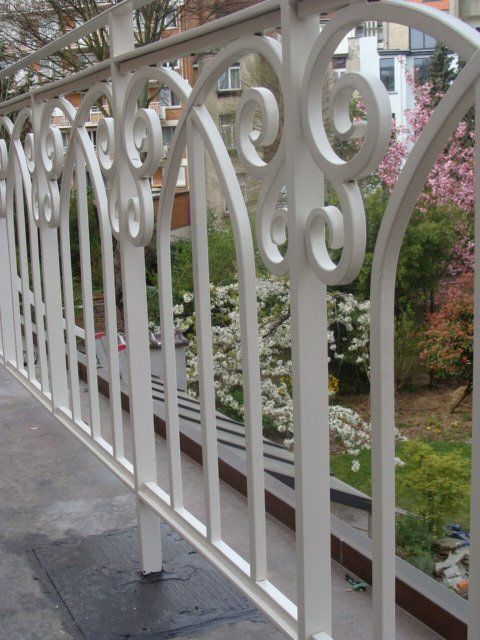 Garde-corps avec motif en fer forgé, style maison de maître