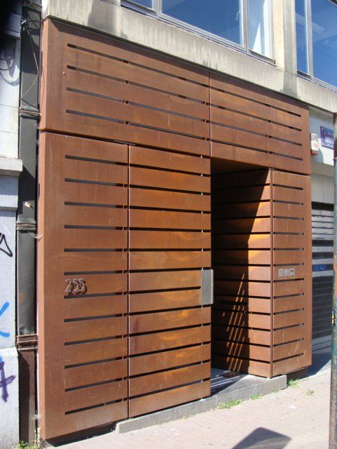 Habillage d'entrée d'immeuble en acier corten