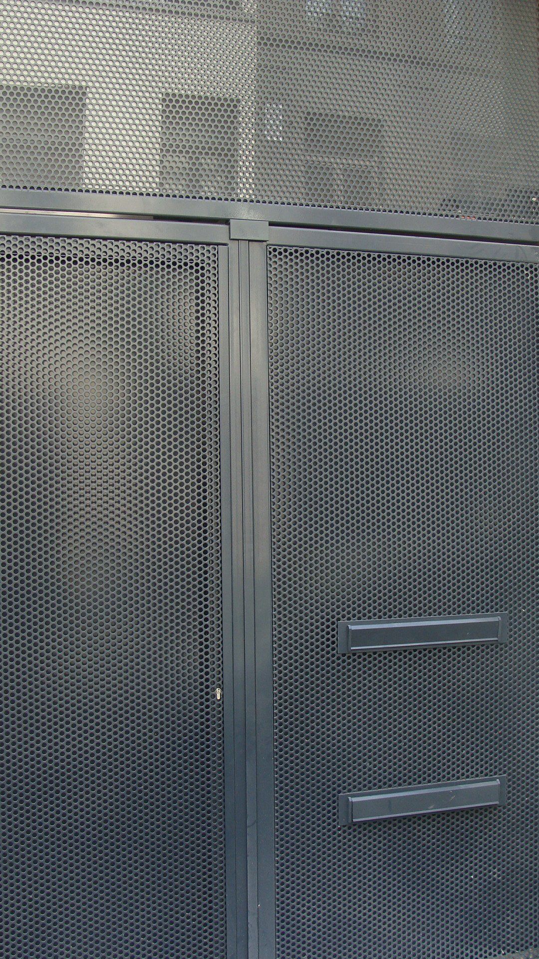 Porte d'entrée en métal ajouré