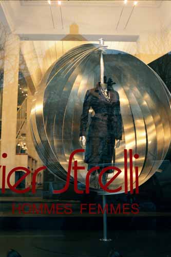 Vitrine magasin - aménagement métallique