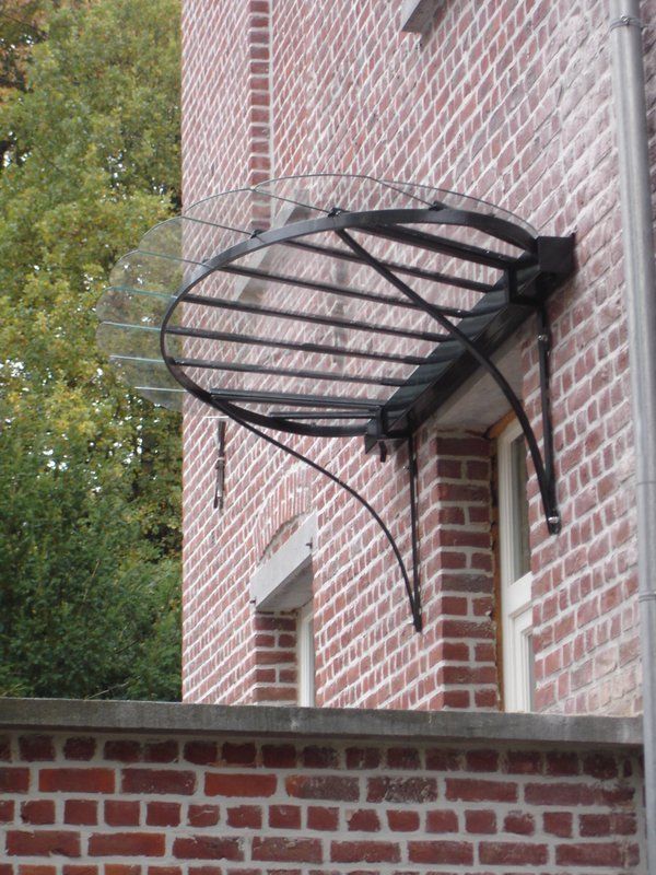 Auvent de style Art-Nouveau en métal et verre