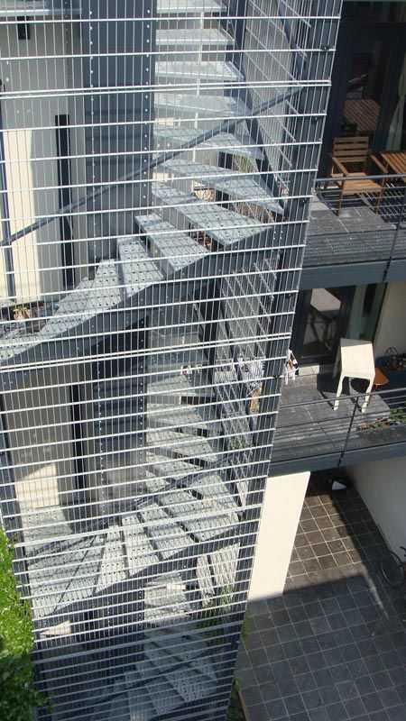 Cage d'escalier exterieur en métal
