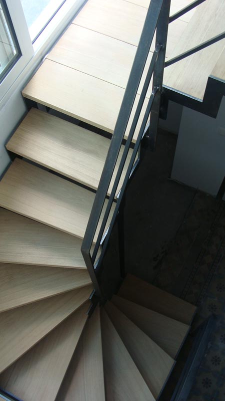 Escalier métallique avec marches en bois massif balancées