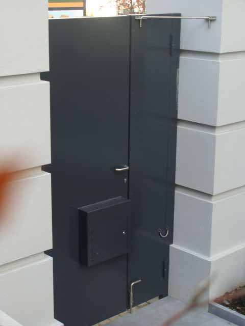 Porte d'entrée métallique avec boîte aux lettres