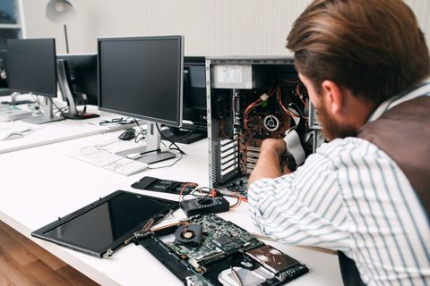 uomo che ripara un computer