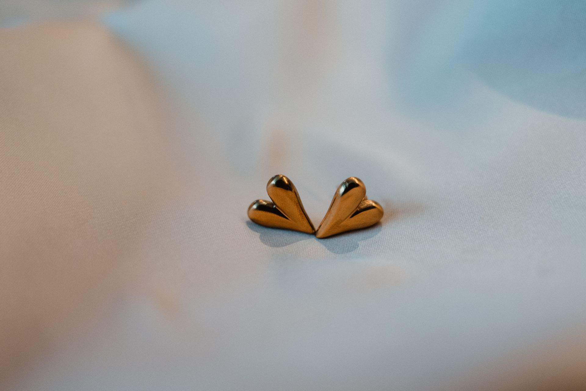 Ephira kleine hartjes oorbel