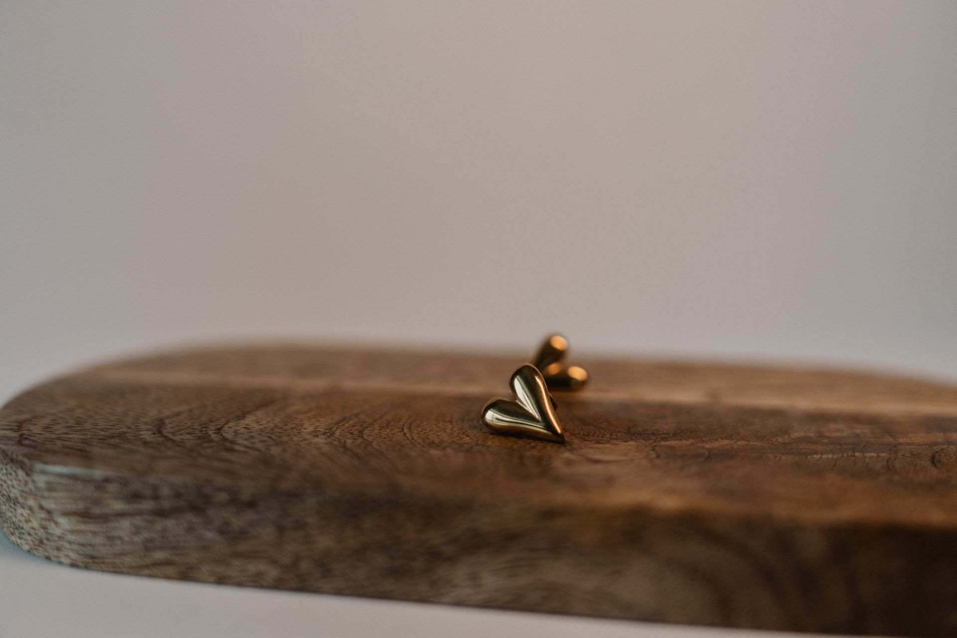 Ephira kleine hartjes oorbel