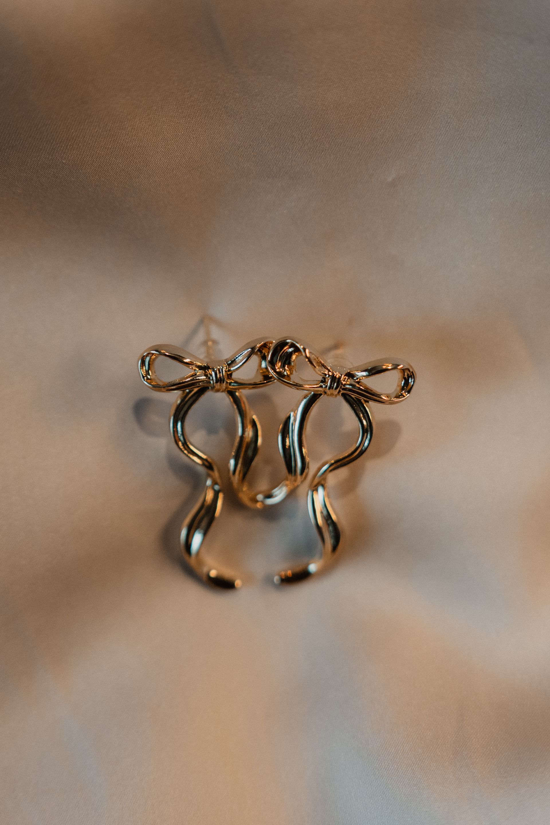 Elenor grote strikjes oorbel