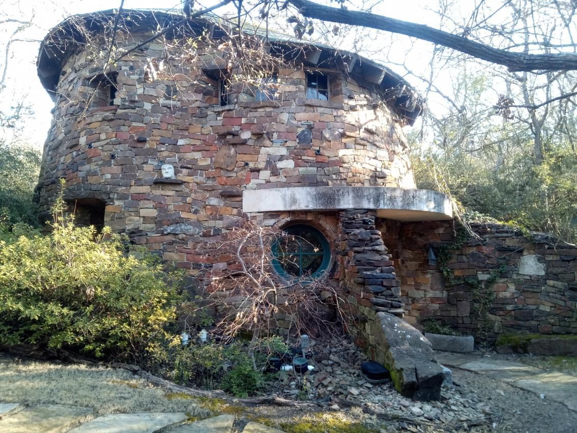 A stone building with a round window in the middle of it.
