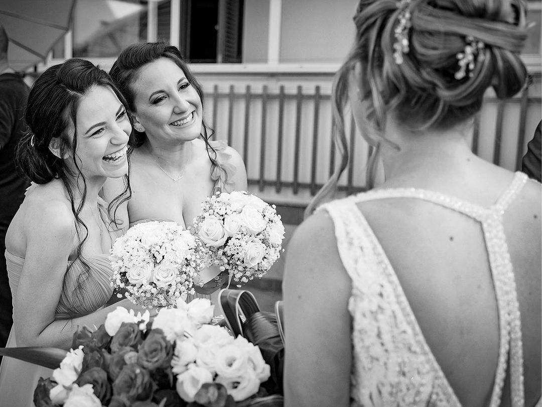 sposa con amiche in bianco e nero