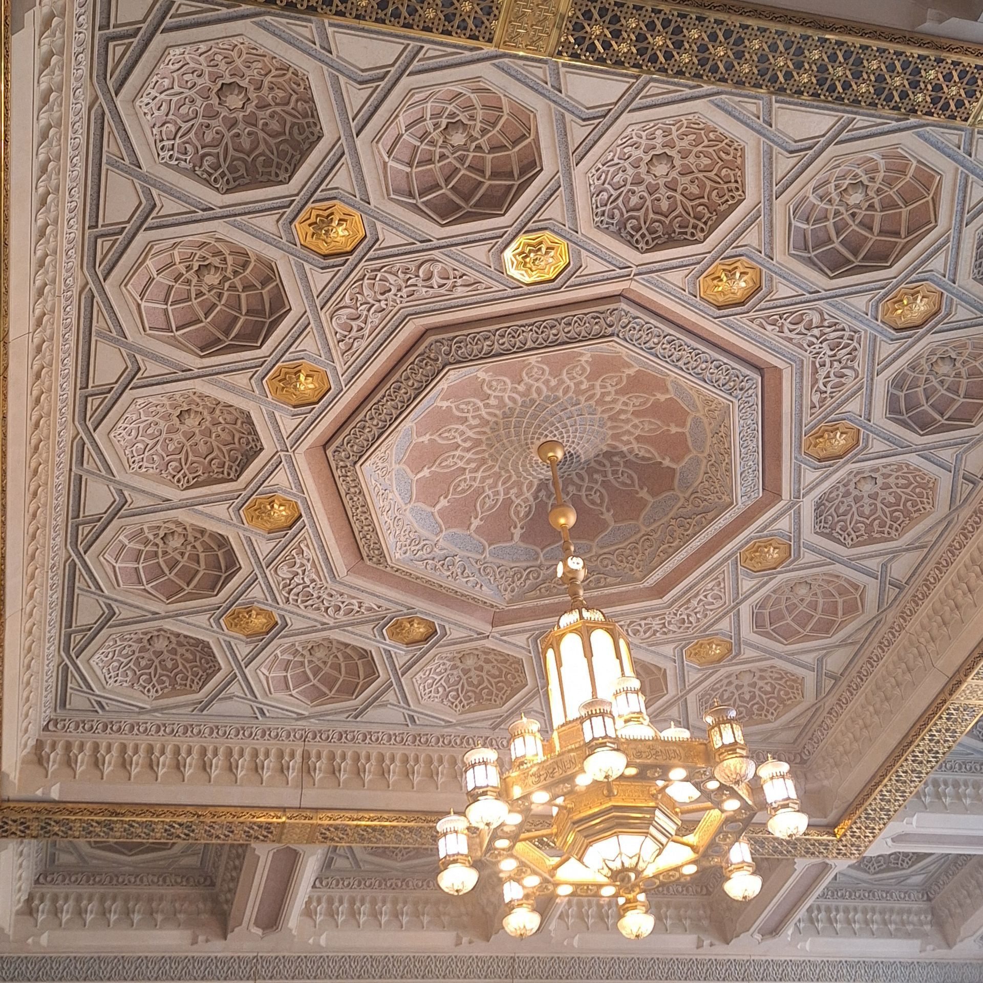 Een kroonluchter hangt aan het plafond van een gebouw