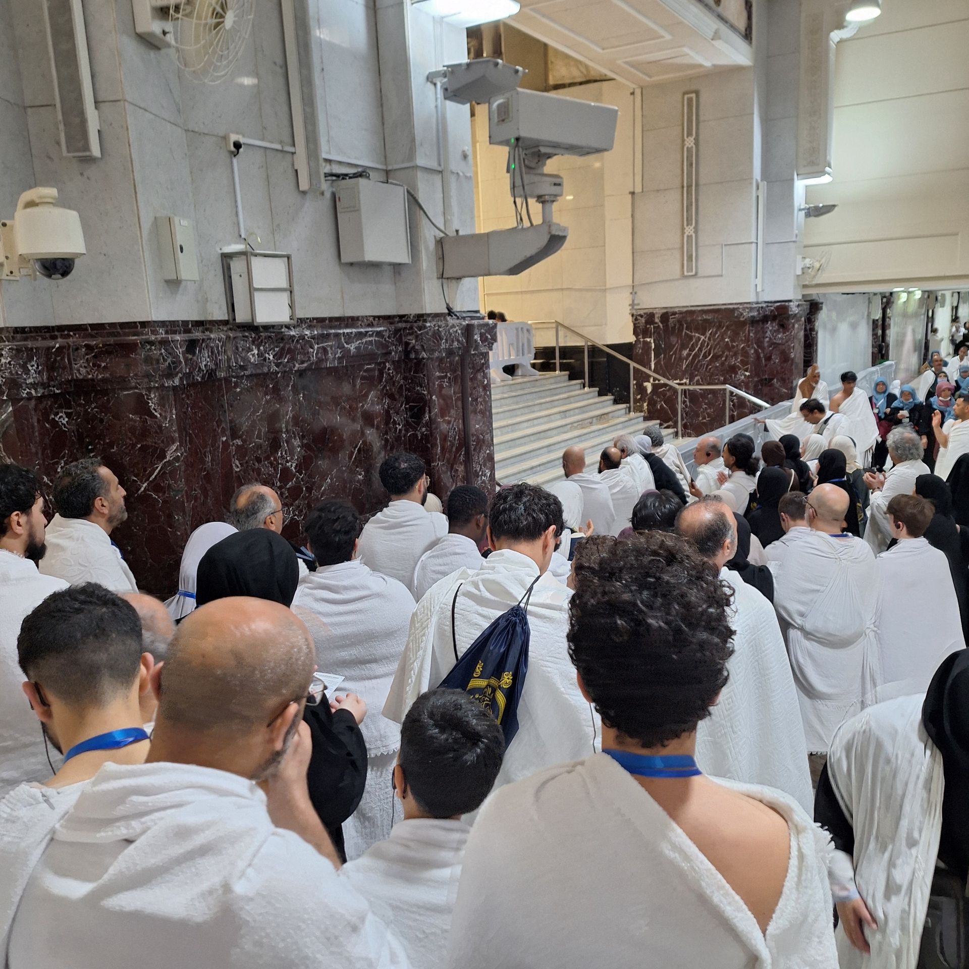 Een grote groep mensen is verzameld in een gebouw