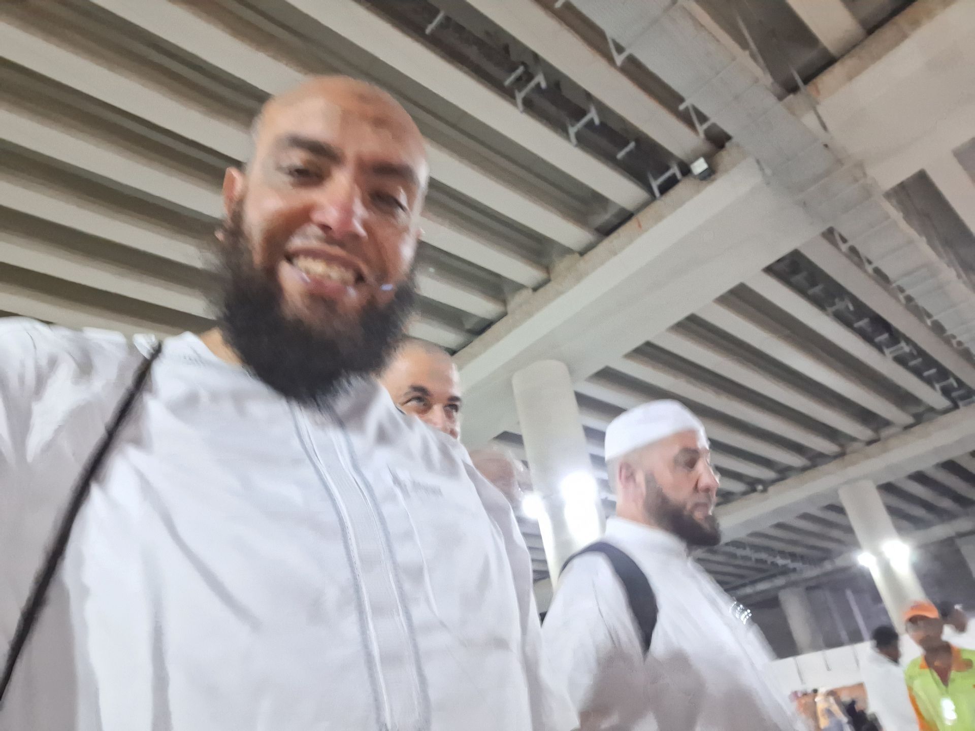 Een man met een baard maakt een foto van zichzelf