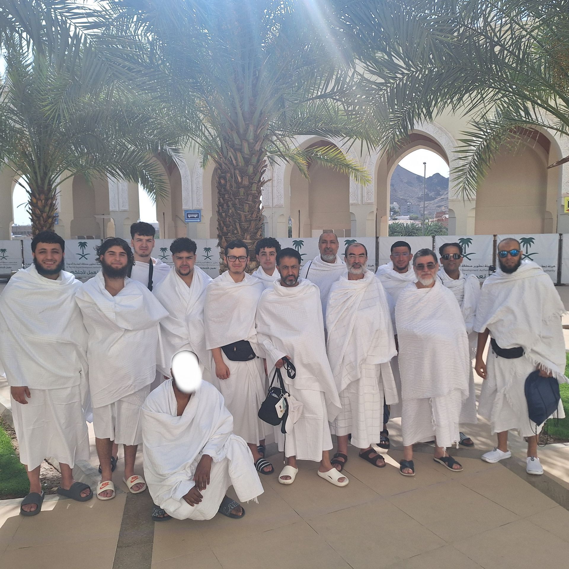 Een groep mannen in witte gewaden poseert voor een foto