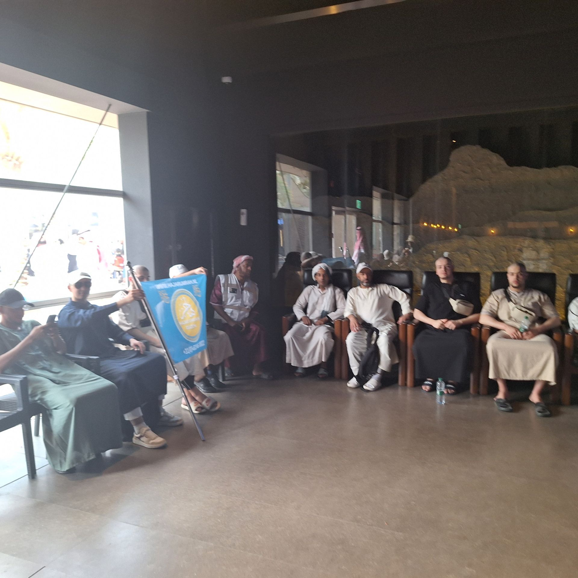 Een groep mensen zit op stoelen in een kamer