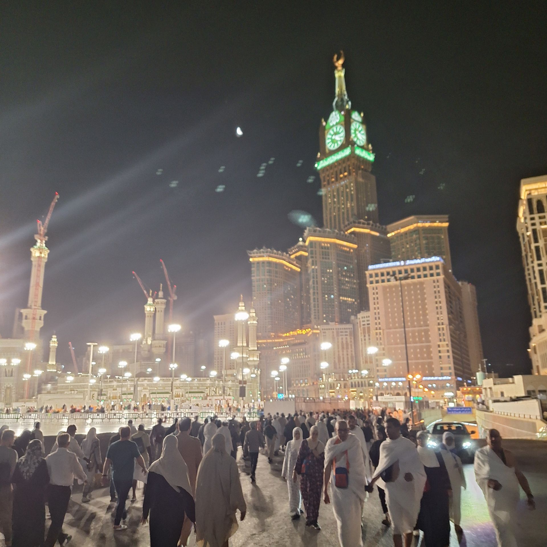 's Nachts is een grote klokkentoren verlicht