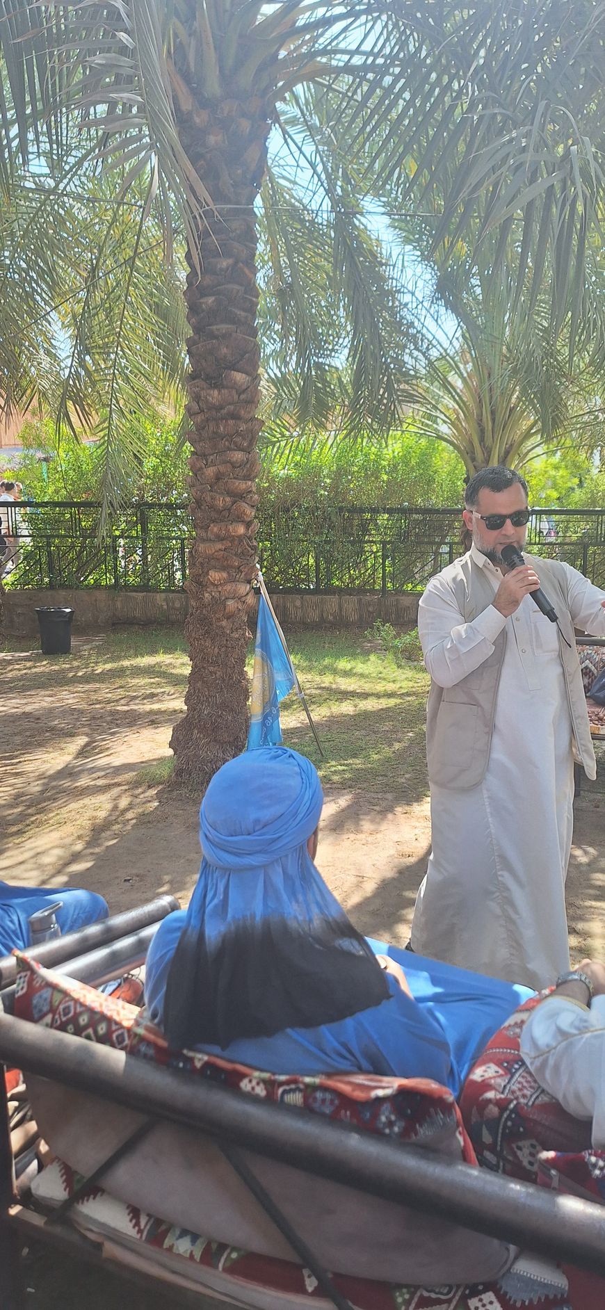 Een man staat naast een vrouw in een blauwe jurk.