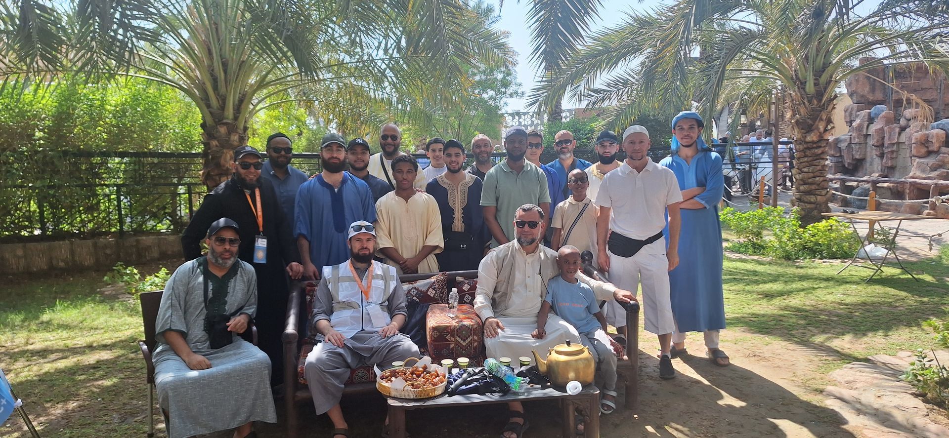 Een groep mensen poseert voor een foto in een park.