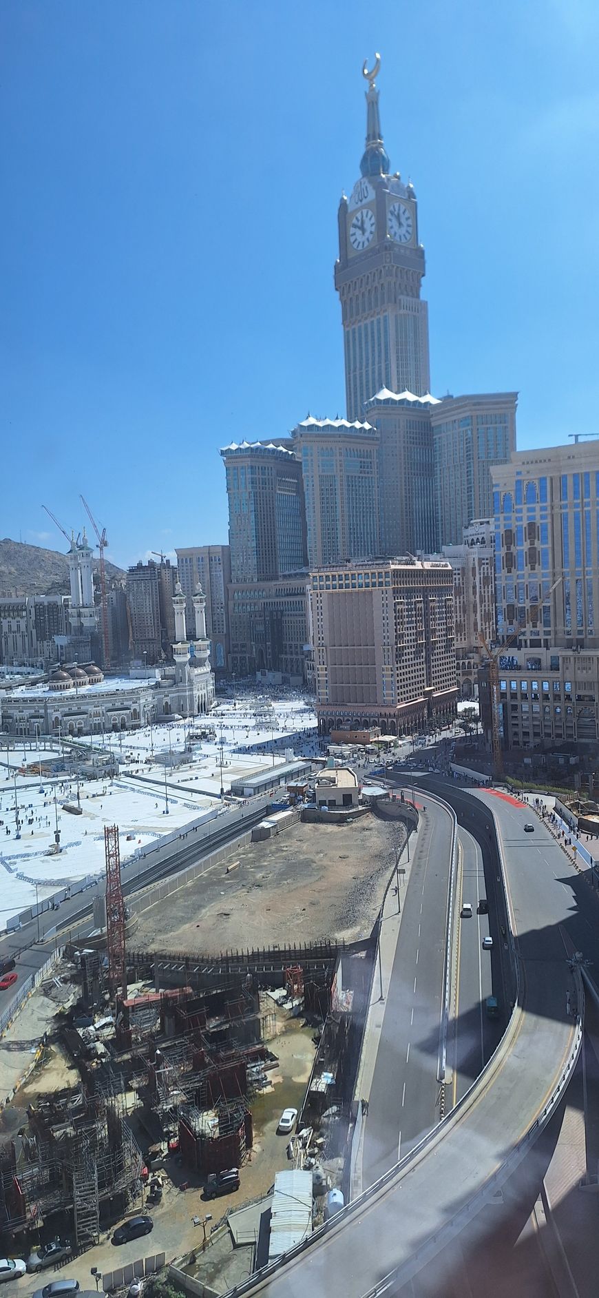 Een luchtfoto van een stad met een klokkentoren op de achtergrond.