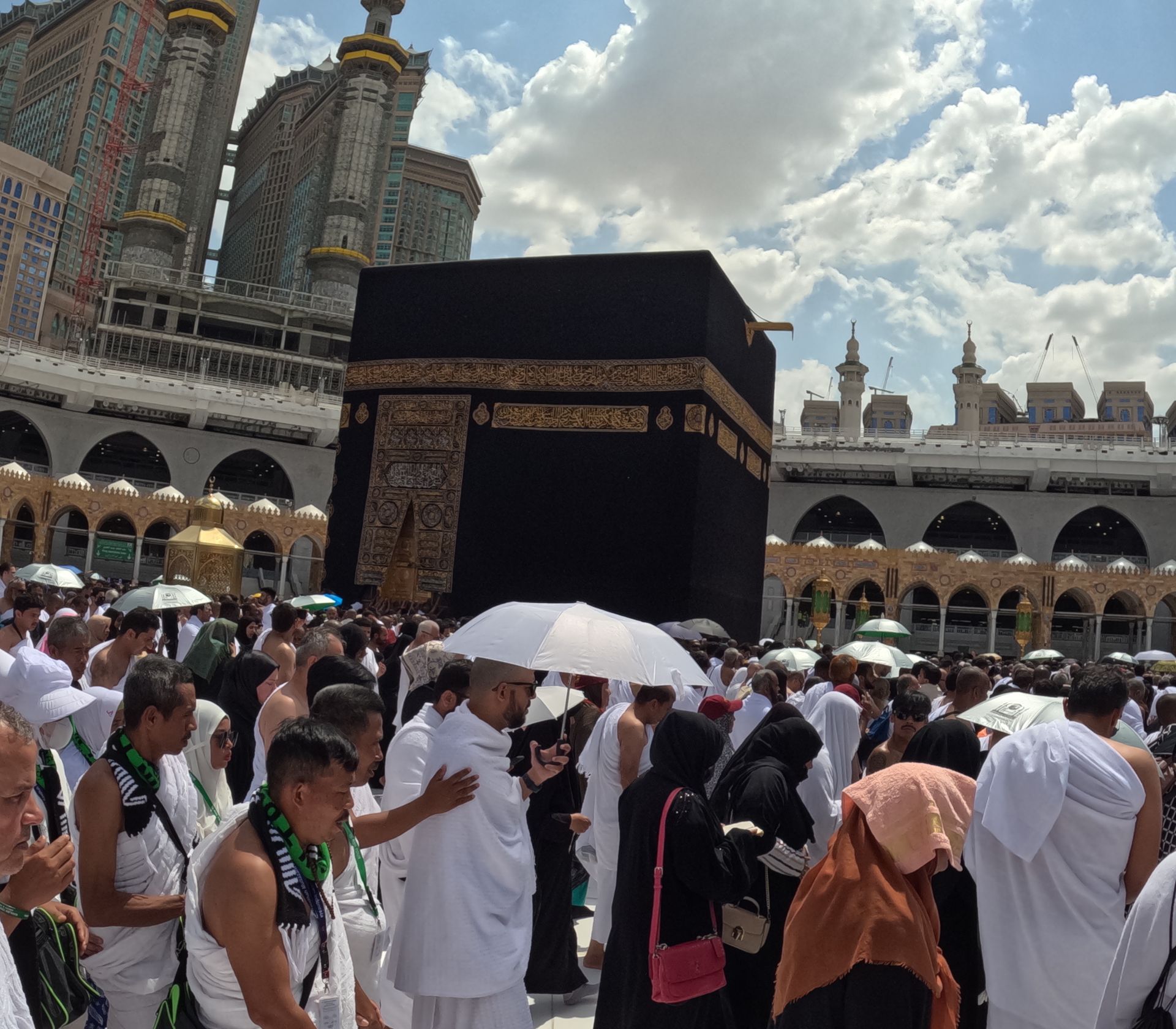 Een menigte mensen verzamelt zich voor de Kaäba