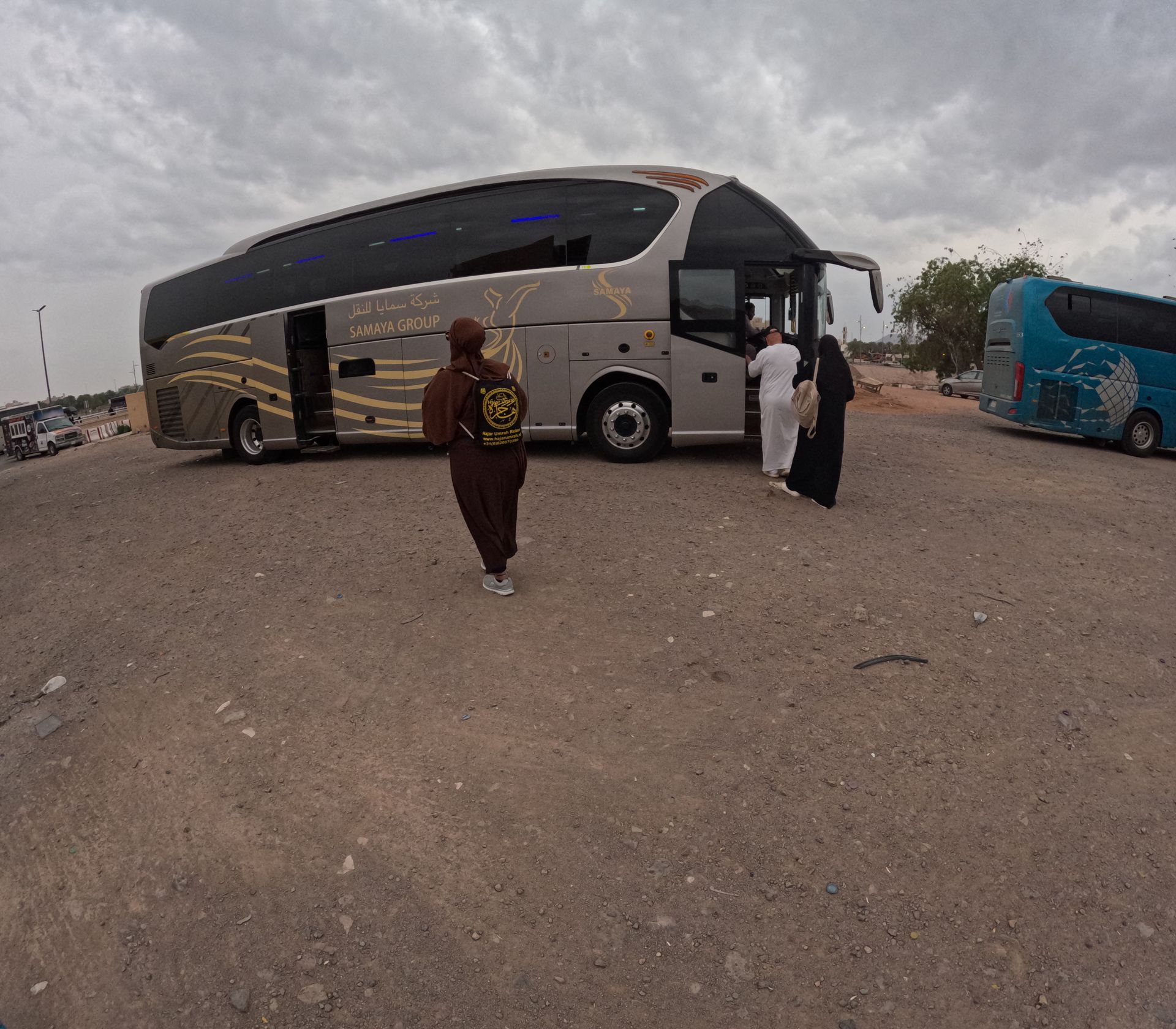 Een groep mensen staat voor een bus met aan de zijkant de tekst 'l'amour'