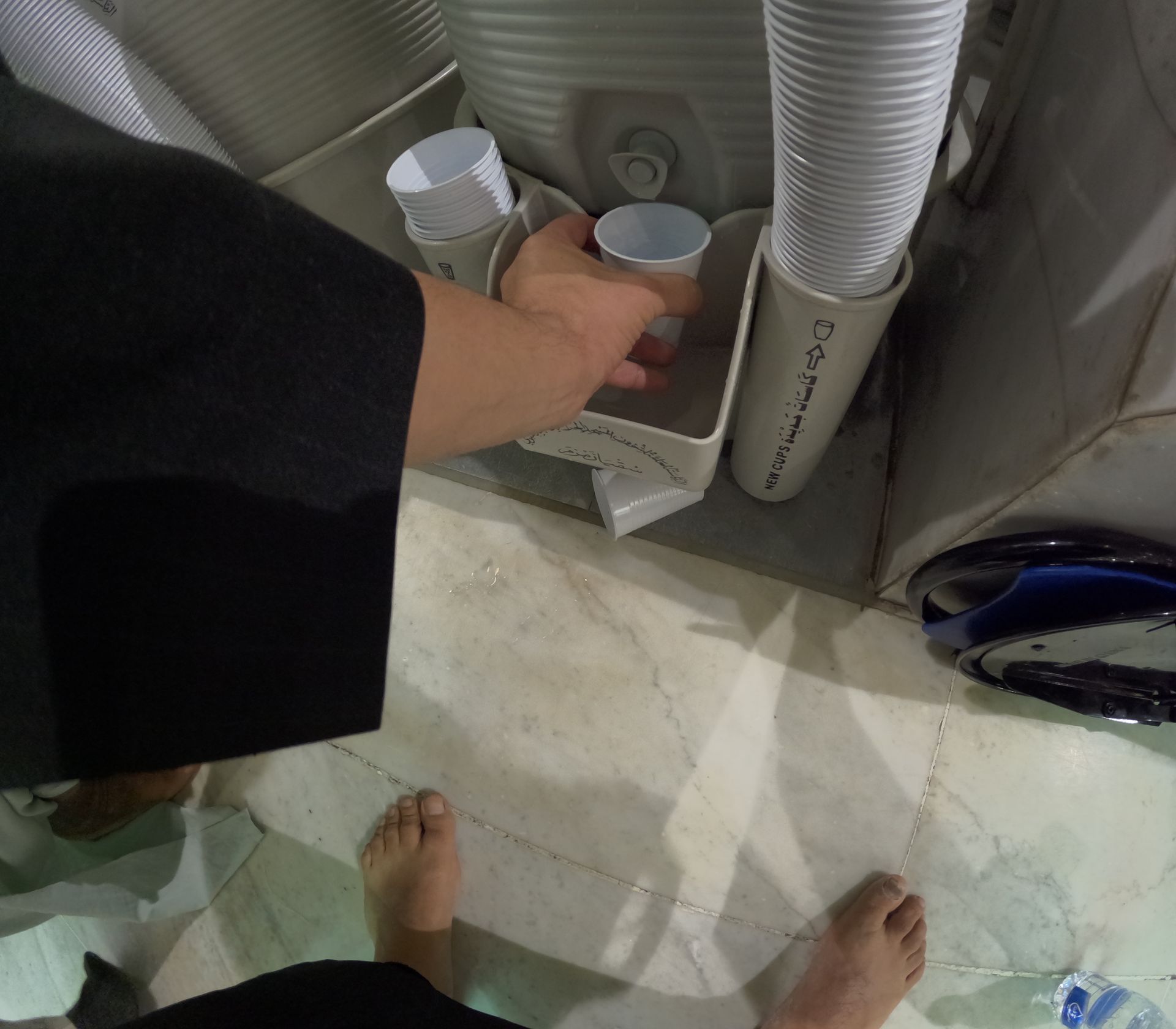 Een persoon grijpt naar een kopje in een container met de tekst 'Dr. Johnson' erop