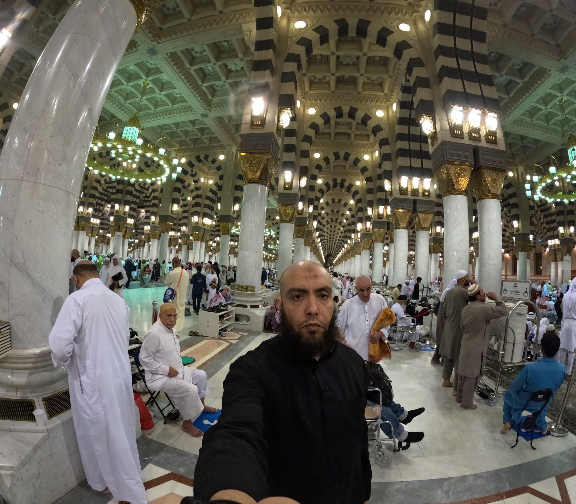 Een man met een baard maakt een selfie in een moskee