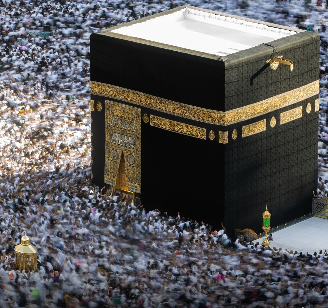 De kaaba is omringd door een menigte mensen