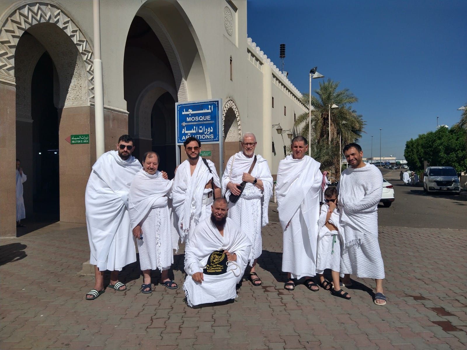 Een groep mensen die poseren voor een foto voor een gebouw