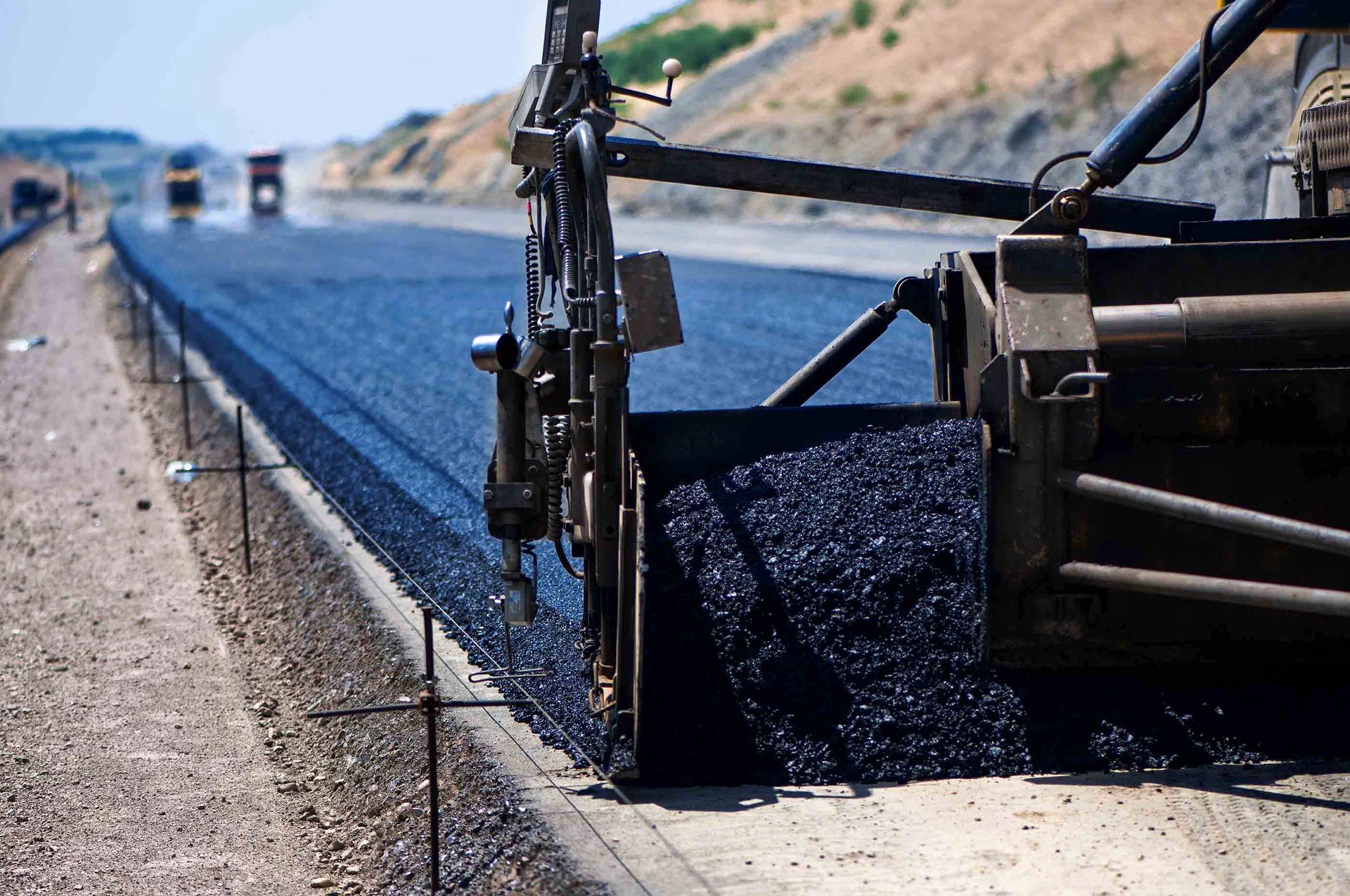 Asphalt paver wear resistant screed plates