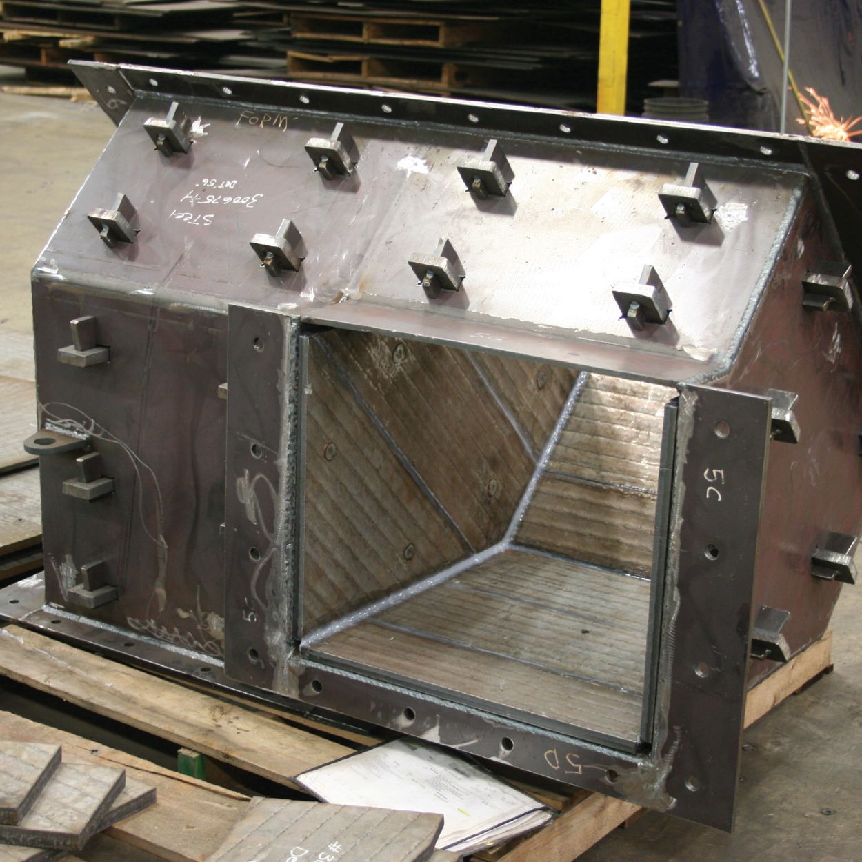 coke plant wear resistant chute with SA2000 complex carbide overlay plate liners