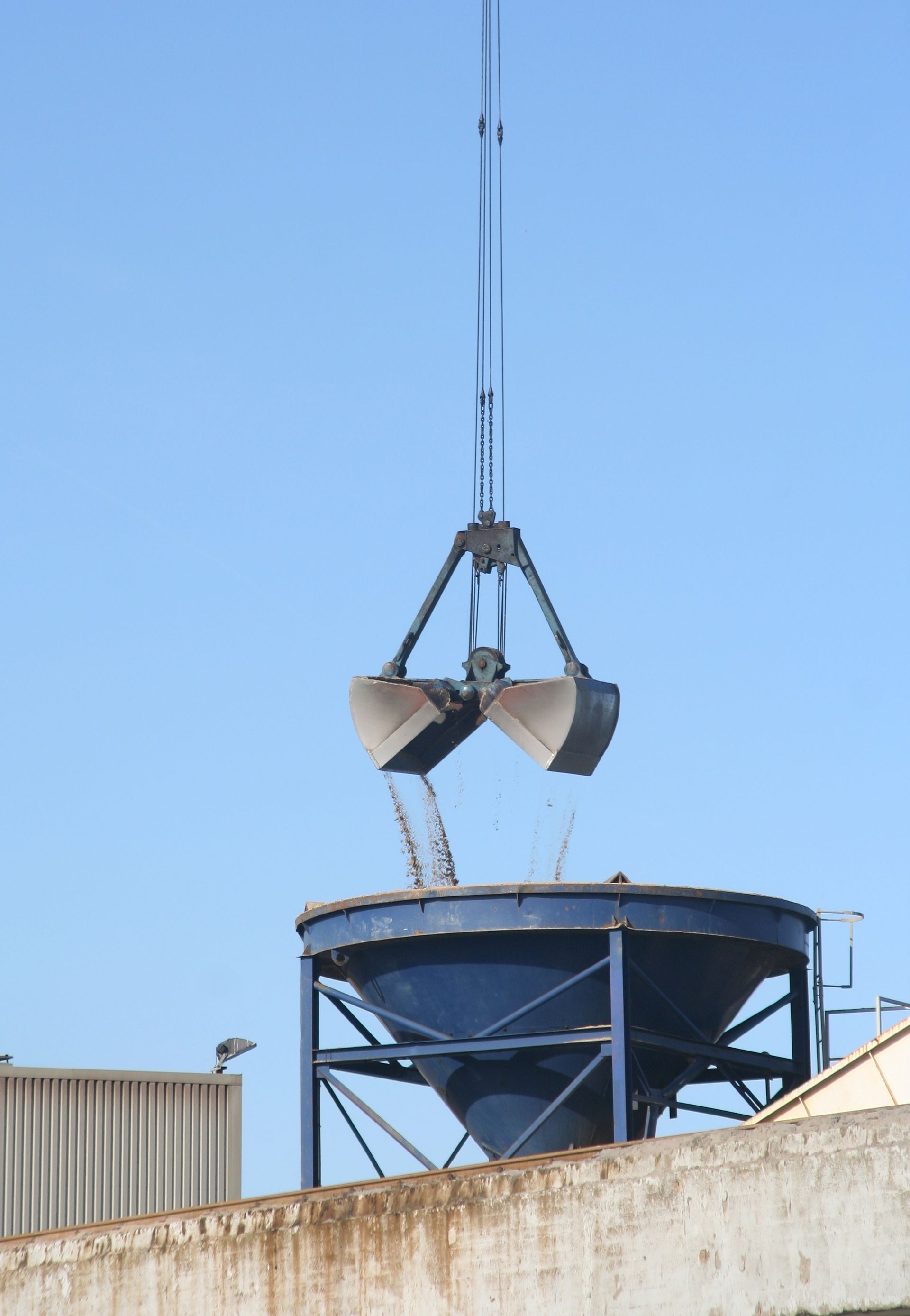 wear resistant clamshell buckets and clamshell bucket liners