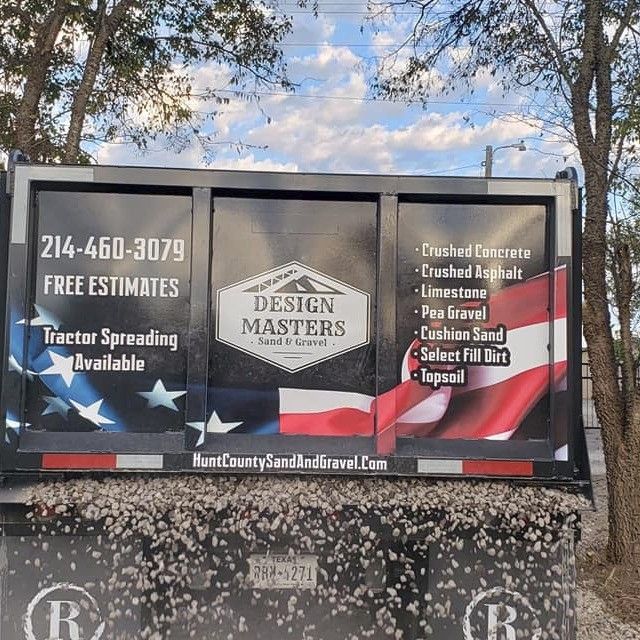A sign that says design masters on it
