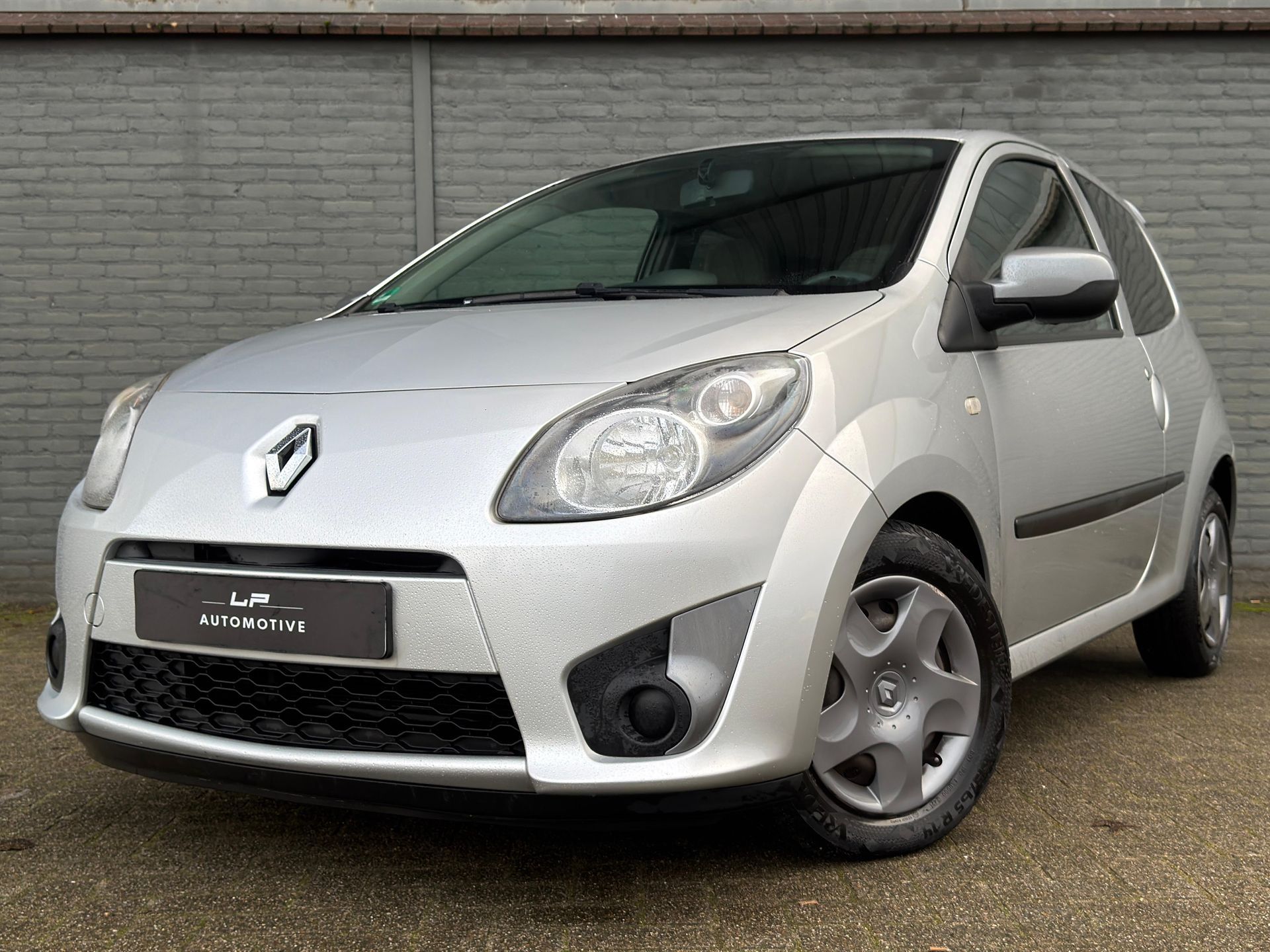 Zwarte achtergrond met witte tekst en logo: 