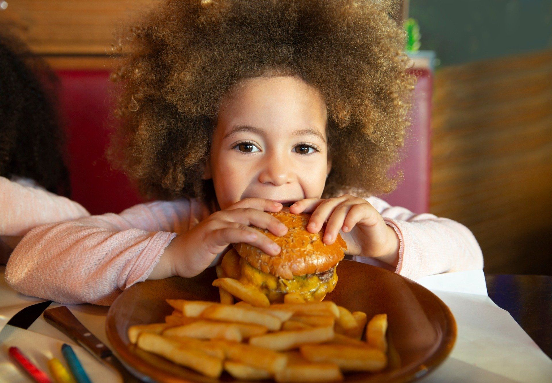 Bambina con hamburger