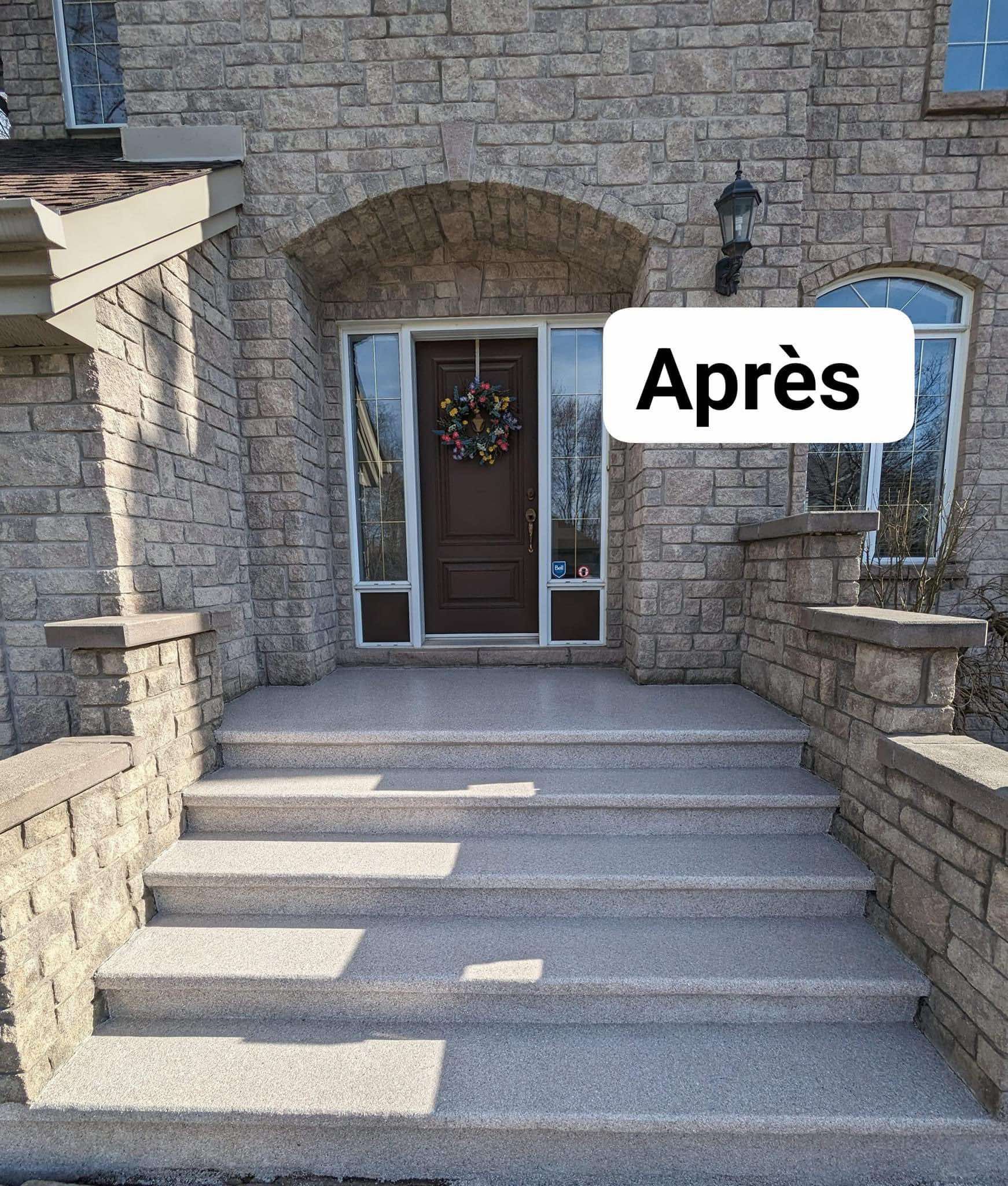 Une photo d'une maison avec un panneau indiquant après