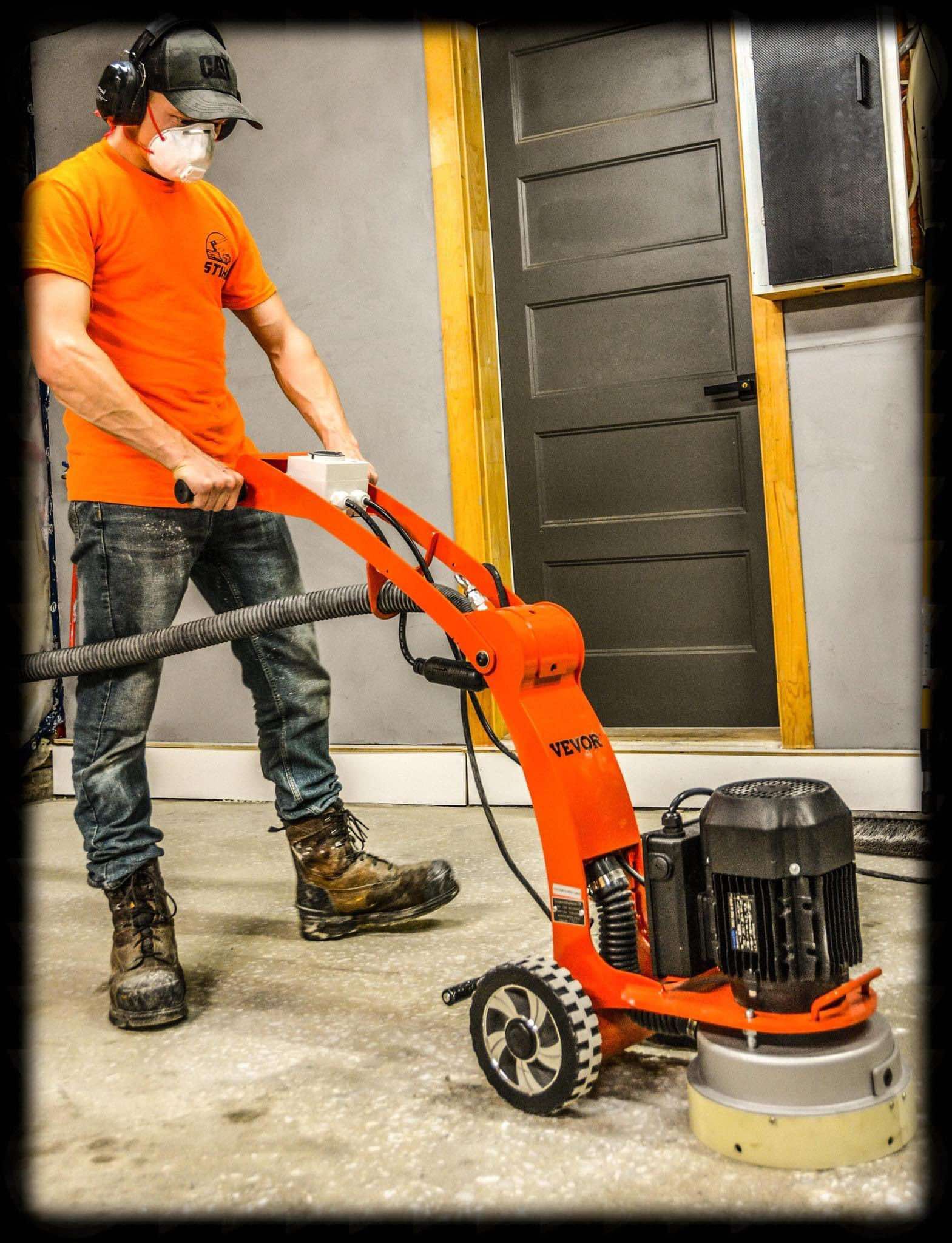 Un homme portant un masque utilise une machine orange