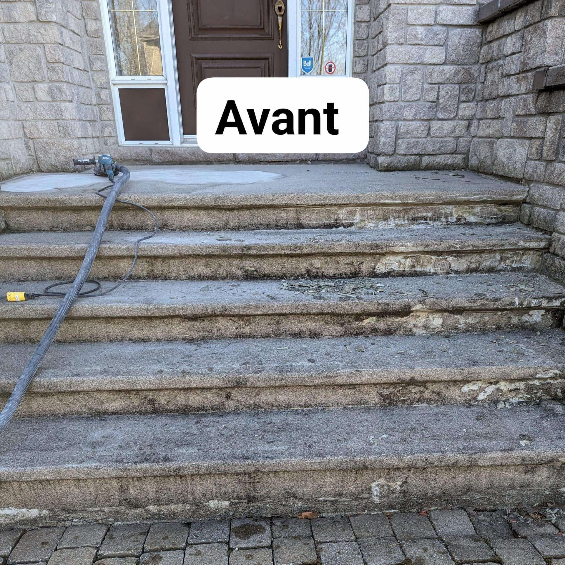 Une photo d'un escalier avant d'être nettoyé.