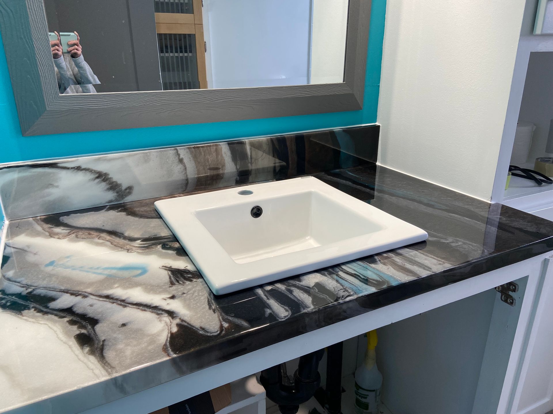 Une vanité de salle de bain avec un lavabo et un miroir.