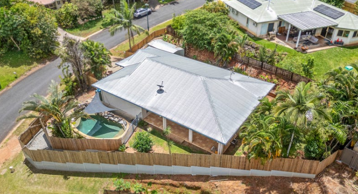 Aerial View of a House With a Pool, Surrounded by a Wooden Fence — Cairns South Properties In Edmonton, QLD