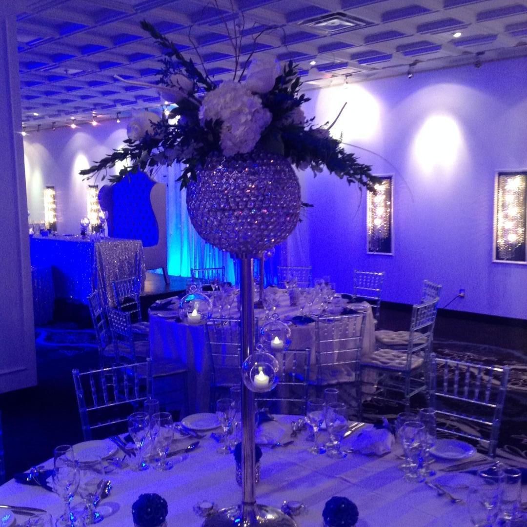 Une table avec un vase de fleurs et des bougies dessus