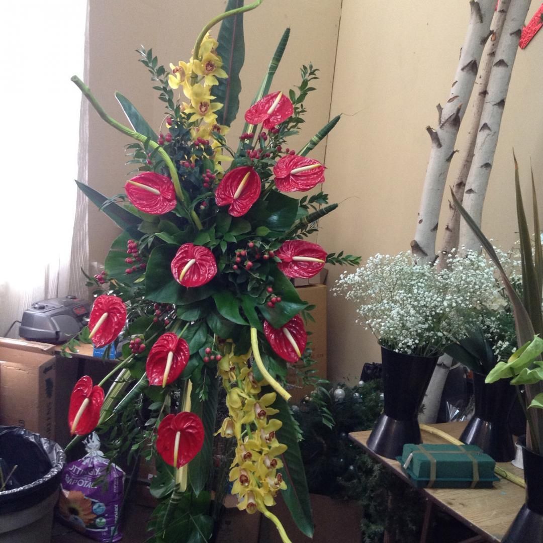 Un grand bouquet de fleurs rouges et jaunes est posé sur une table