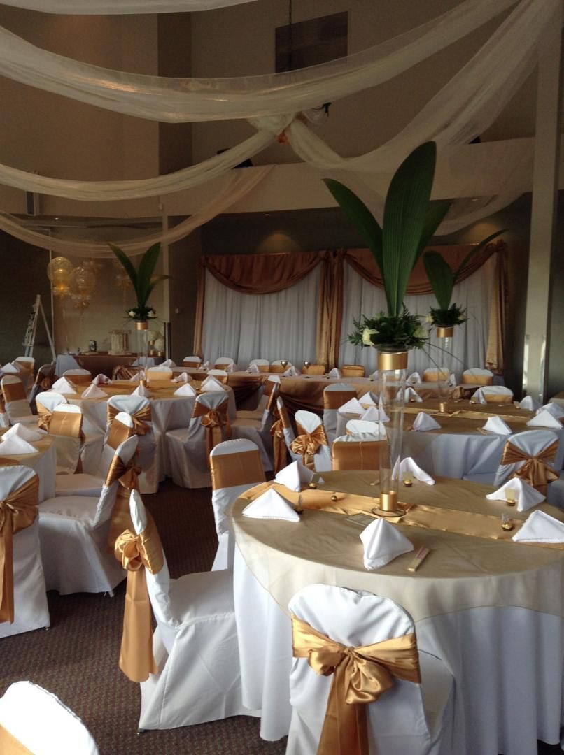 Les tables et les chaises sont installées pour une réception de mariage