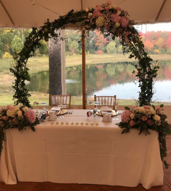 Une table avec une nappe blanche et des fleurs dessus