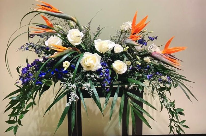 Un gros bouquet de fleurs est posé sur une table.