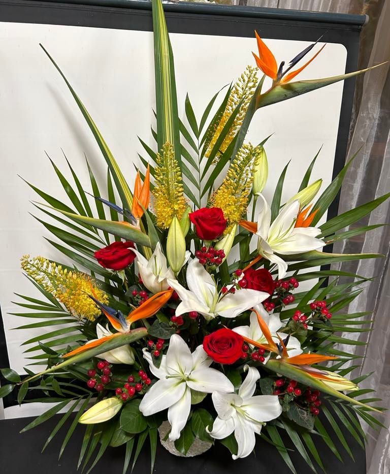 Un bouquet de fleurs avec des roses rouges et des lys blancs