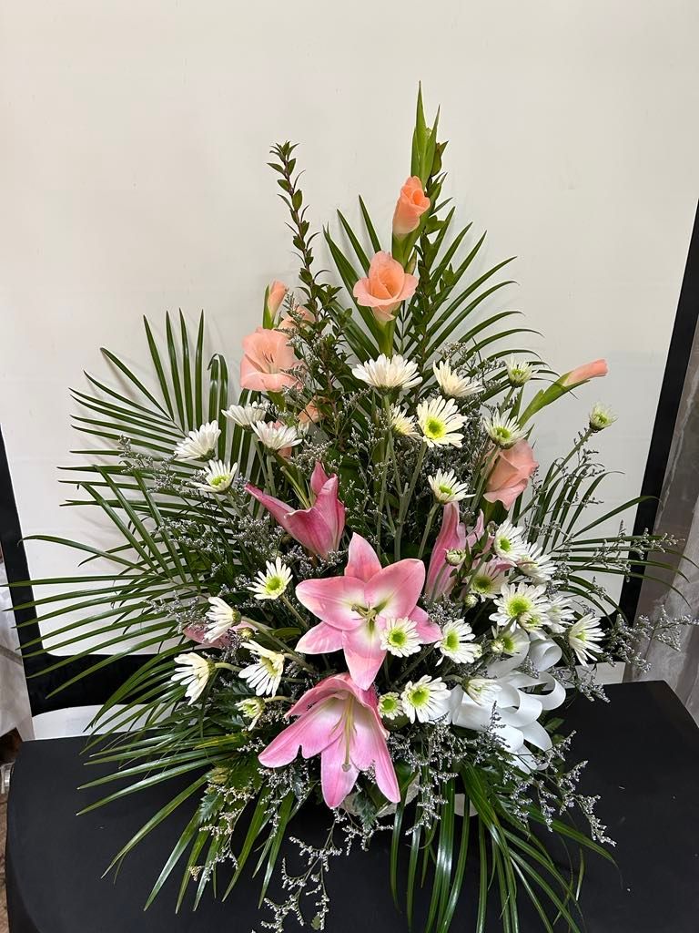 Un bouquet de fleurs est posé sur une table noire.