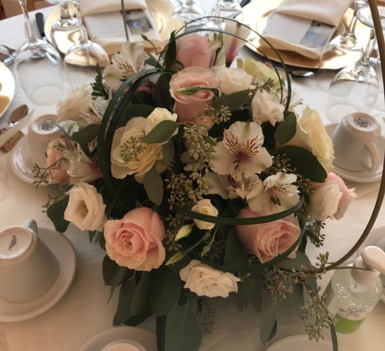 Un bouquet de fleurs roses et blanches est posé sur une table
