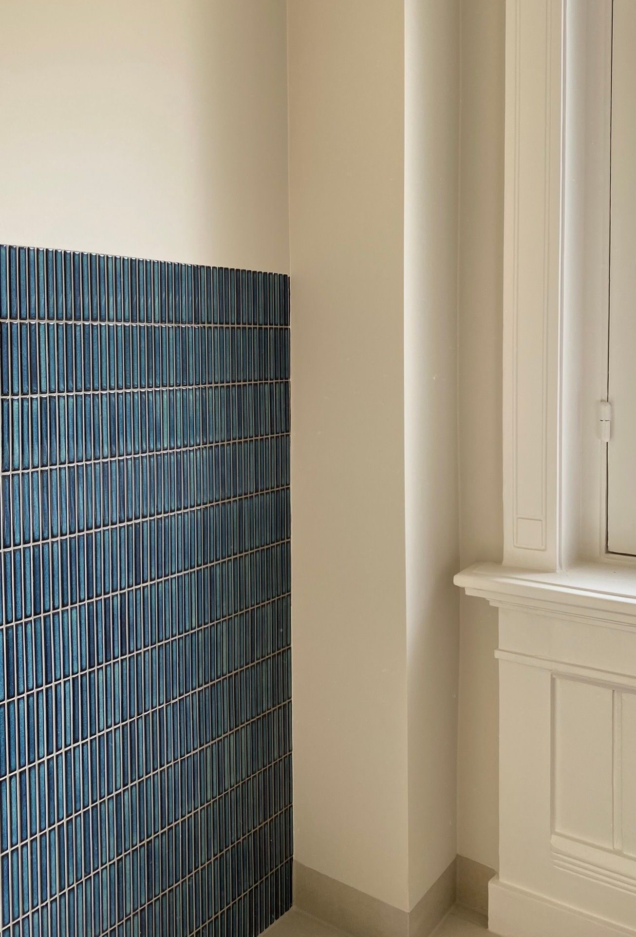 Ingestucte plinten, blauwe kitkat tegel